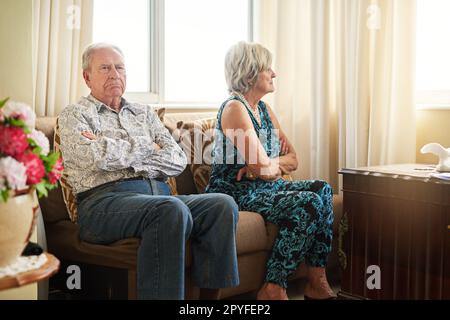 Manchmal können Veränderungen eine Herausforderung sein. Ein Seniorenpaar, das sich zu Hause gestritten hat. Stockfoto