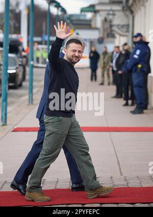 Helsinki, Finnland. 03. Mai 2023. Volodymyr Zelenskiy, Präsident der Ukraine, mit Sauli Niinisto, dem Präsidenten Finnlands, während ihres Treffens am Mittwoch, den 3. Mai 2023 in Helsinki, Finnland. Zelenskiy macht am Mittwoch einen Überraschungsbesuch in Finnland, um mit den Ministerpräsidenten der nordischen Länder über ihre Pläne zu sprechen, das Land gegen die russische Aggression zu unterstützen. Foto: Pressestelle des ukrainischen Präsidenten/UPI. Kredit: UPI/Alamy Live News Stockfoto