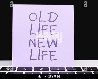 Inspiration mit dem Schild „Old Life New Life“. Konzept Bedeutung Neuformulieren der persönlichen Bedeutung im Leben und Festlegen eines neuen Lebensziels Stockfoto