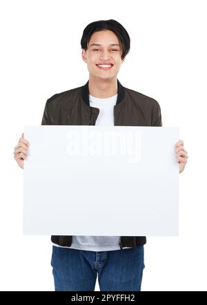 Legen Sie Ihre Kopie hier ab. Abgeschnittenes Porträt eines jungen Mannes mit einem leeren Schild vor weißem Hintergrund. Stockfoto