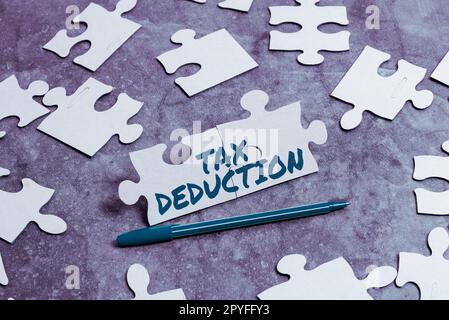 Text mit Abzug für Inspirationssteuer. Betrag des Geschäftsüberblicks, der vor der Berechnung der Steuerschulden vom Einkommen abgezogen wird Stockfoto
