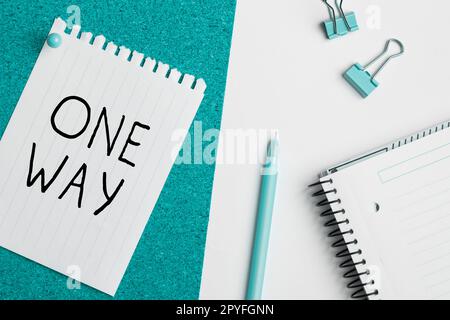 Inspiration mit einem Schild in eine Richtung. Nur Richtung Straßenschild Verkehrsvorschrift Wegbeschreibung Stockfoto