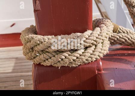 Das historische Segelboot Fregatten Jylland - Nationalschatz. Detail des alten dänischen Schiffs Fregatten Jylland, Nationalschatz und Touristenattraktion in der Stadt Ebeltoft, Dänemark. Stockfoto