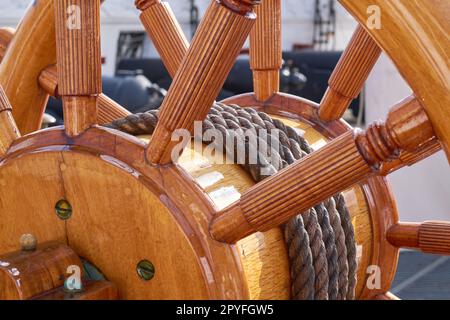 Das historische Segelboot Fregatten Jylland - Nationalschatz. Detail des alten dänischen Schiffs Fregatten Jylland, Nationalschatz und Touristenattraktion in der Stadt Ebeltoft, Dänemark. Stockfoto