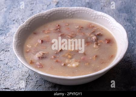 Traditionelle türkische Küche, traditionelle türkische Kuttelsuppe, Iskembe Corbasi und Innereien-Suppe, türkische Fleischsuppe Kelle Paca (türkischer Name; Kelle Stockfoto