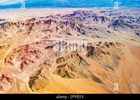 Luftaufnahme von trockenen Flüssen und Bergen im altiplano der Atacama-Wüste, Chile. Stockfoto