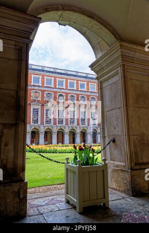 Fountain Court Cloisters - entworfen von Sir Christopher Wren im Barockstil - Hampton Court Palace, London, England, Großbritannien. 22. mg Stockfoto