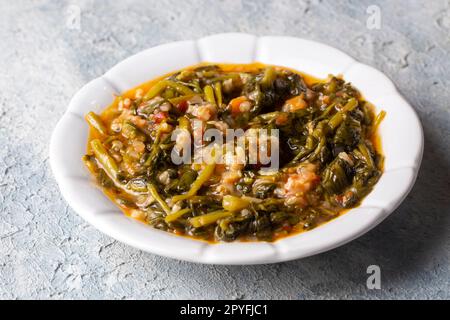 Traditionelle türkische Küche; Spinat mit Reis, Spinatsuppe. Türkischer Name; Pirincli ispanak yemegi, ispanak corbasi Stockfoto