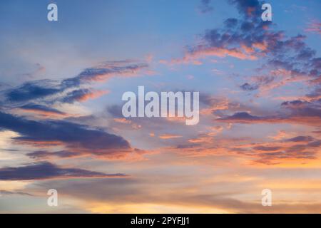 Sonnenuntergang am Himmel mit wunderschönen Wolken im Hintergrund. Stockfoto