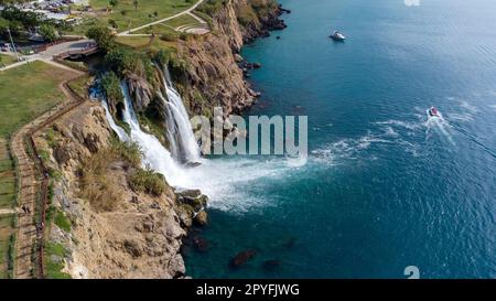 Wasserfall Duden (Karpuzkaldiran selalesi), der in das Mittelmeer fällt. Wasserfall, der ins Meer fällt. Wasserfall Bach. Drohnenschüsse aus der Luft. Ameise Stockfoto