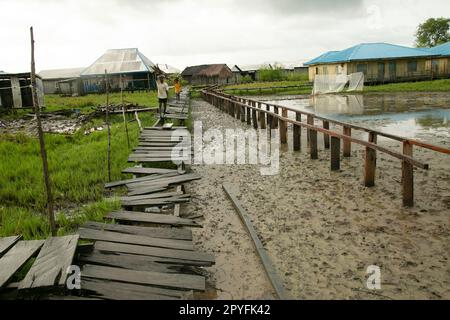 Ondo State, Nigeria - 2. Mai 2023 - verschmutzte Umwelt der Abereke Riverine Community of Ilaje, Ondo State. Stockfoto