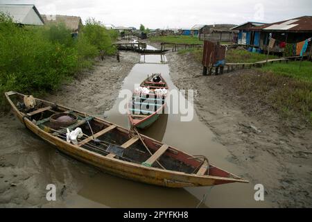 Ondo State, Nigeria - 2. Mai 2023 - Boote, die an der verschmutzten Wasserstraße der Abereke Riverine Area von Ilaje Community of Ondo State, Nigeria geparkt sind. Stockfoto