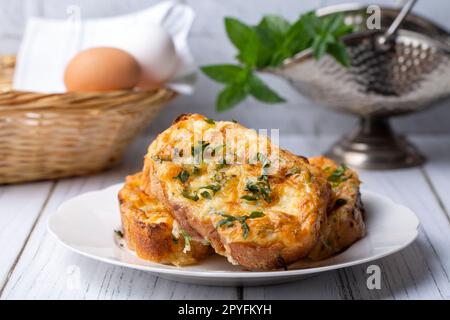 Türkisches Eierbrot. Es heißt "Yumurtali Ekmek" auf Türkisch. Französischer Toast. Türkisches und arabisches traditionelles Frühstück, gebackenes oder gebratenes Eierbrot. Ei br Stockfoto