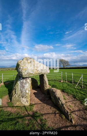 Bodowyr Grabkammer in der Nähe von Llangaffo auf der Insel Anglesey. Ein antikes monument der jungsteinzeit in Nordwales. Stockfoto