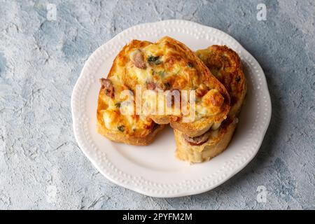 Türkisches Eierbrot. Es heißt "Yumurtali Ekmek" auf Türkisch. Französischer Toast. Türkisches und arabisches traditionelles Frühstück, gebackenes oder gebratenes Eierbrot. Ei br Stockfoto