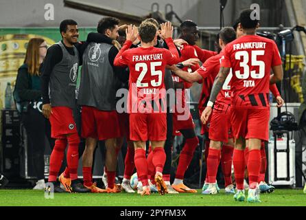 Stuttgart, Deutschland. 03. Mai 2023. Fußball: DFB Cup, VfB Stuttgart - Eintracht Frankfurt, Halbfinale, Mercedes-Benz Arena. Frankfurts Spieler feiern das Ziel, es 1:1 zu schaffen. WICHTIGER HINWEIS: Gemäß den Vorschriften der DFL Deutsche Fußball Liga und des DFB Deutscher Fußball-Bund ist es verboten, im Stadion aufgenommene Fotos und/oder das Spiel in Form von Sequenzbildern und/oder videoähnlichen Fotoserien zu verwenden oder verwenden zu lassen. Kredit: Tom Weller/dpa/Alamy Live News Stockfoto