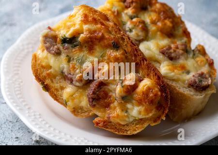 Türkisches Eierbrot. Es heißt "Yumurtali Ekmek" auf Türkisch. Französischer Toast. Türkisches und arabisches traditionelles Frühstück, gebackenes oder gebratenes Eierbrot. Ei br Stockfoto