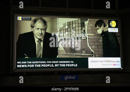 London, Großbritannien. 03. Mai 2023. Der ehemalige Premierminister Boris Johnson erscheint in einer Anzeige, die in einer Londoner U-Bahn-Station für WON News gezeigt wird. WION ist ein indischer multinationaler englischsprachiger Nachrichtensender. (Foto: Steve Taylor/SOPA Images/Sipa USA) Guthaben: SIPA USA/Alamy Live News Stockfoto