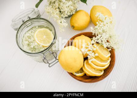 Dosengetränk mit Holunderbeere und Zitrone. Ein erfrischendes Sommergetränk mit frischen Holunderblumen. Stockfoto