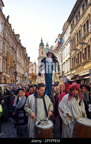 PRAG, TSCHECHISCHE REPUBLIK - 30. APRIL 2023: Carodejnice-Festival oder Walpurgis-Nacht - ein Hexenbild wird von der Menge zum Lagerfeuer getragen, wo ich bin Stockfoto