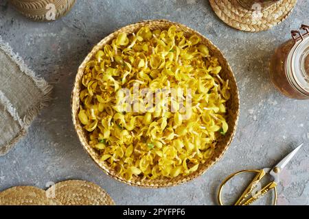 Frische gelbe Nesselblumen in einem Korb auf einem Tisch. Pflanzliche Medizin. Stockfoto