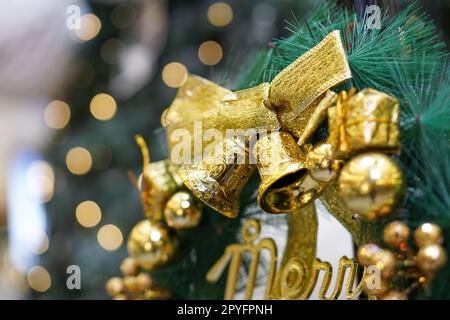 Verschließe goldene Weihnachtsglocke Stockfoto