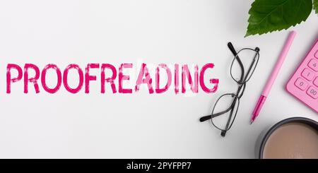 Inspiration mit Zeichen-Proofreading. Begrifflicher Fotoakt des Lesens und Markierens von Rechtschreibfehlern, Grammatik- und Syntaxfehlern Stockfoto