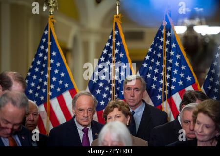 Parteiübergreifende Senatoren von links: Führer der Mehrheit des US-Senats Chuck Schumer (Demokrat von New York), US-Senator Ron Wyden (Demokrat von Oregon), US-Senator Ben Cardin (Demokrat von Maryland), US-Senator Tom Carper (Demokrat von Delaware), US-Senator Jeanne Shaheen (Demokrat von New Hampshire), US-Senator Ed Markey (Demokrat von Massachusetts), US-Senator Gary Peters (Demokrat von Michigan), US-Senator Jack Reed (Demokrat von Rhode Island) und US-Senator Debbie Stabenow (Demokrat von Michigan) geben ihre Anmerkungen zu Stockfoto