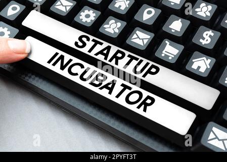 Handgeschriebenes Schild „Inkubator starten“. Internet-Konzept, das für den finanziellen Gewinn von Geschäften genutzt werden kann Stockfoto
