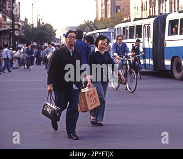 Ein Paar hat 1984 einen neuen Fernseher in einer Straße in Shanghai, China, bei sich Stockfoto