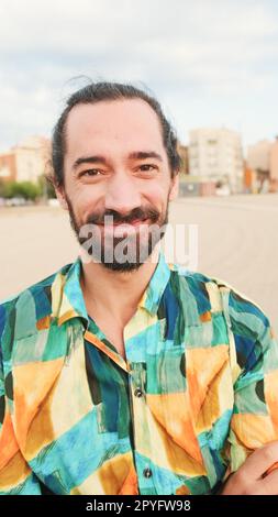 Nahaufnahme eines jungen Mannes, der in die Kamera schaut und lächelt Stockfoto