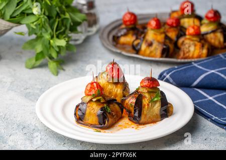 Traditionelle türkische Küche; Kofte Kebab in Auberginen verpackt (türkischer Name; Islim - Islim Kebabi oder kurdan Kebabi) Stockfoto