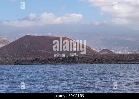 Blick auf den Leuchtturm von Punta de Rasca vom Meer Stockfoto