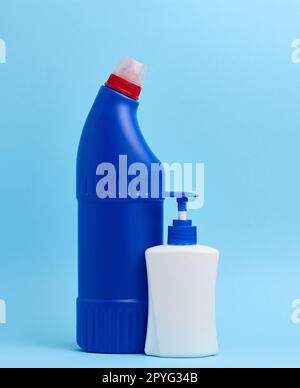 Weiße Kunststoffflasche mit Spender und blaue Kunststoffflasche für chemische Reinigungsmittel auf blauem Hintergrund Stockfoto
