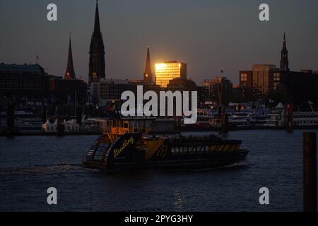 Hamburg, Deutschland. 03. Mai 2023. Eine HVV-Hafenfähre segelt in der Abendsonne auf der Elbe im Hafen. Kredit: Marcus Brandt/dpa/Alamy Live News Stockfoto