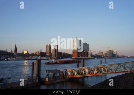 Hamburg, Deutschland. 03. Mai 2023. Ein Schiff fährt am Elbphilharmonikum auf der Elbe im Hafen vorbei. Kredit: Marcus Brandt/dpa/Alamy Live News Stockfoto