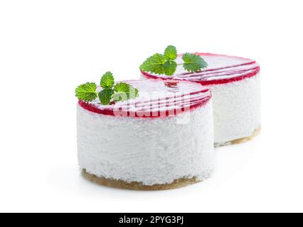 Mini-Käsekuchen mit Marmelade aus roten Früchten, isoliert auf weiß Stockfoto
