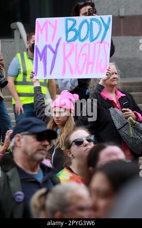 Raleigh, North Carolina, USA. 3. Mai 2023. Hunderte besuchen eine "˜Bans Off Our Bodies' Rally" auf der Bicentennial Plaza in Raleigh, North Carolina, bei der republikanische Gesetzgeber gegen eine Abtreibung nach dem ersten Schwangerschaftstrimester protestieren. Die republikanischen Gesetzgeber sagen, dass sie nach monatelangen Verhandlungen einen Konsens erreicht haben und in dieser Woche ein 12-wöchiges Abtreibungsverbot, mit Ausnahmen, einführen werden. (Kreditbild: © Bob Karp/ZUMA Press Wire) NUR REDAKTIONELLE VERWENDUNG! Nicht für den kommerziellen GEBRAUCH! Stockfoto