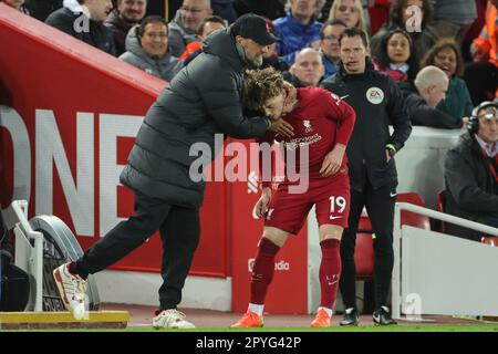 Jürgen Klopp Manager von Liverpool begrüßt Harvey Elliott #19 von Liverpool während des Premier League-Spiels Liverpool gegen Fulham in Anfield, Liverpool, Großbritannien, 3. Mai 2023 (Foto von Mark Cosgrove/News Images) Stockfoto