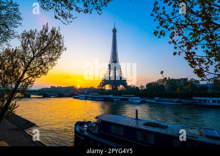 Eiffelturm, Französisch: Eiffelturm, Silhouette bei Sonnenaufgang an sonnigen Tagen. Blick von der seine. Paris, Frankreich Stockfoto