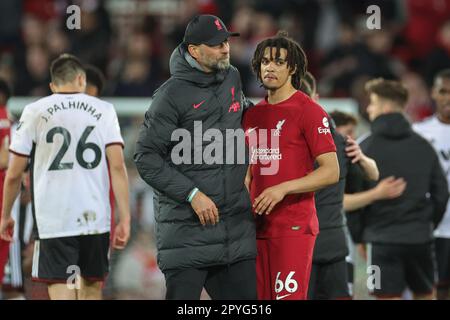 Jürgen Klopp Manager von Liverpool begrüßt Trent Alexander-Arnold #66 von Liverpool nach dem Premier League-Spiel Liverpool gegen Fulham in Anfield, Liverpool, Großbritannien, 3. Mai 2023 (Foto von Mark Cosgrove/News Images) Stockfoto