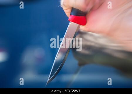 Symbolbild-Messerangriff: Nahaufnahme eines Messers in der Hand eines Mannes Stockfoto