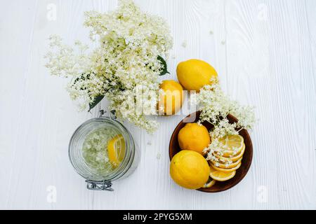 Strauß frisch geschnittener Holunderbeeren. Bereiten Sie sich auf eine gesunde hausgemachte Limonade mit Holunderbeeren und Zitronensaft vor. Erfrischungsgetränk für Kräuter Stockfoto