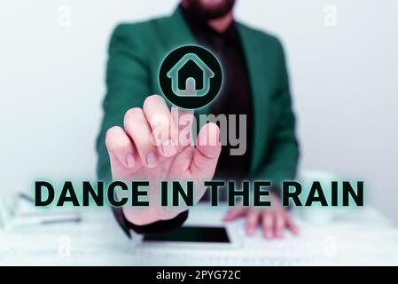 Konzeptionelle Bildunterschrift Tanz im Regen. Business-Konzept Genießen Sie die regnerischen Aktivitäten für Kinder und Tanz Stockfoto