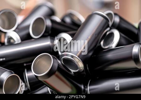 Getränkedosen aus schwarzem Aluminium in der Produktion Stockfoto