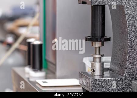 Verschlossen mit dem Deckel von Getränkedosen in einer automatischen Verschlussmaschine in einer Brauerei Stockfoto