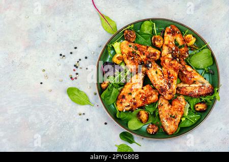 Gegrillte Chicken Wings auf einer Platte Stockfoto