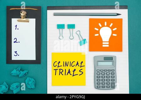 Textbeschriftung zur Präsentation klinischer Studien. Wort für Forschung, neue Therapien für Menschen Stockfoto
