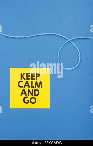 Textzeichen mit „Keep Calm and Go“. Internet-Konzept Entspannen Sie sich und arbeiten Sie Motivation Inspiration Stockfoto