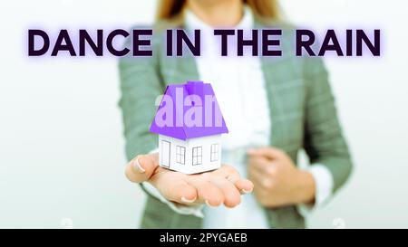 Schild mit der Aufschrift „Dance in the Rain“. Konzeptfoto Genießen Sie die regnerischen Tage Kinderaktivitäten Happy Tanz Stockfoto